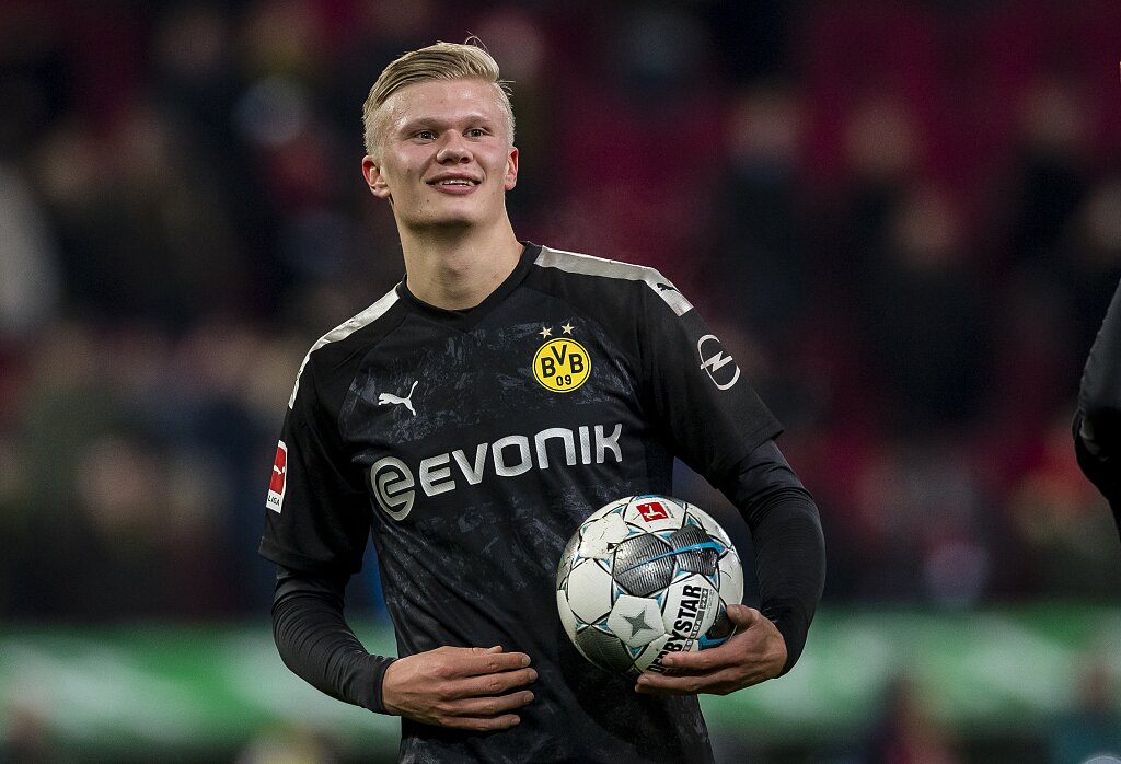 中超强队国安在亚冠被越南绝杀，国脚表现低迷，暴露中国足球实力与管理问题。