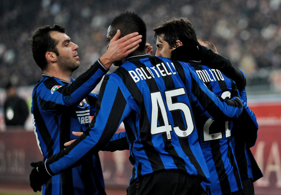 辽宁男篮在CBA杯赛中爆冷输给江苏男篮，外援选择引发争议，球迷对阵容实力和磨合表示不满。